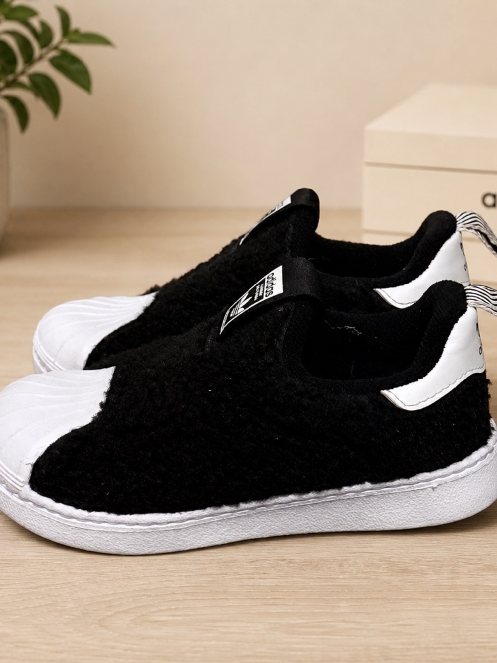 Adidas Classic Black and White Shell Toe Shoes kids sz 9